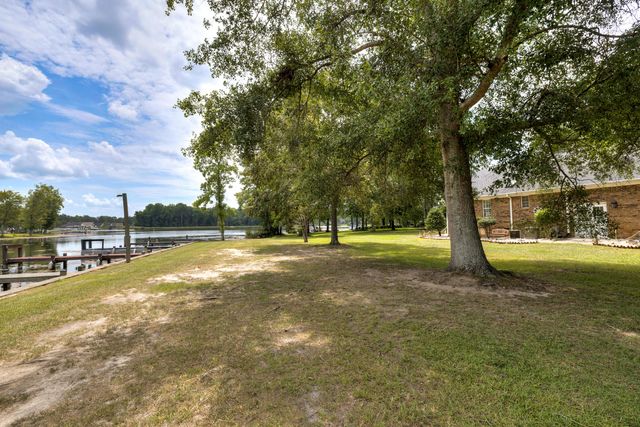 203 Ridge Lake Drive, Manning, SC 29102