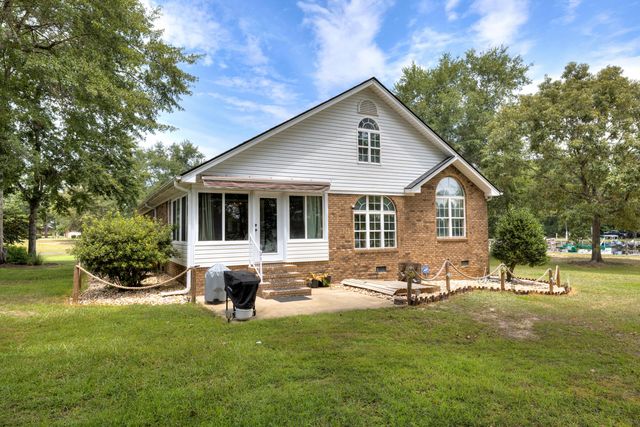 203 Ridge Lake Drive, Manning, SC 29102