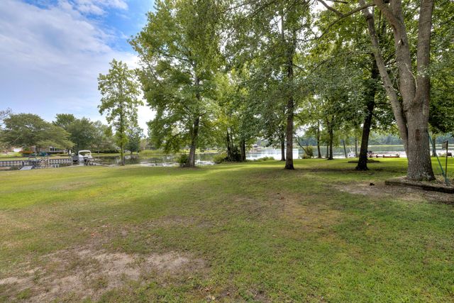 203 Ridge Lake Drive, Manning, SC 29102
