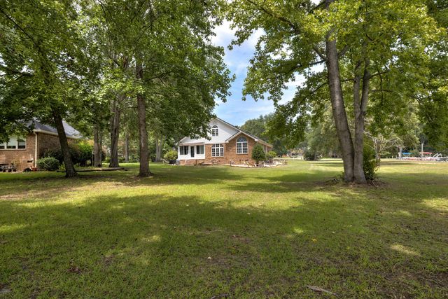 203 Ridge Lake Drive, Manning, SC 29102