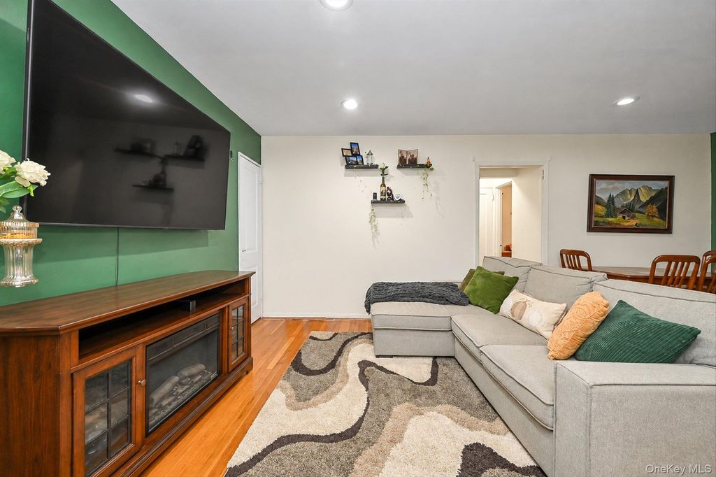 58-33 246th Crescent 0647, Douglaston, NY 11362 — photo 2