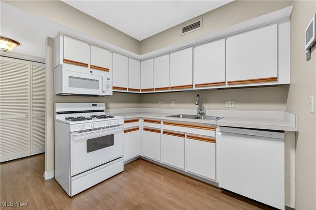 6280 Greenwood Pky 202, Sagamore Hills, OH 44067