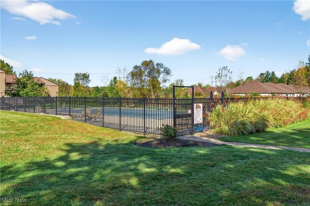 6280 Greenwood Pky 202, Sagamore Hills, OH 44067