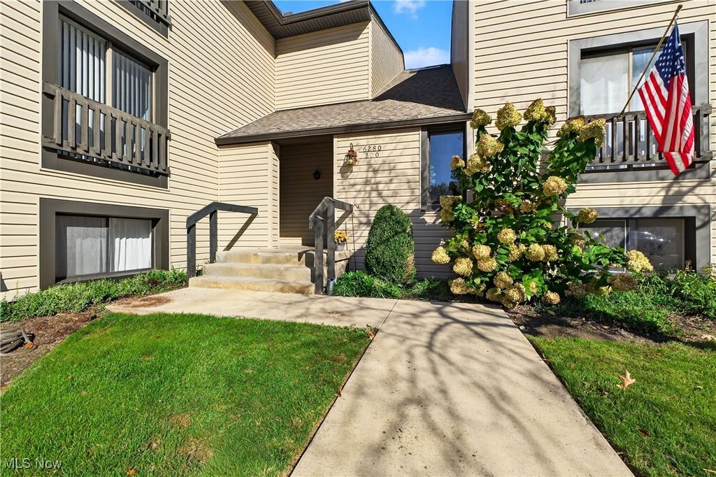 6280 Greenwood Pky 202, Sagamore Hills, OH 44067