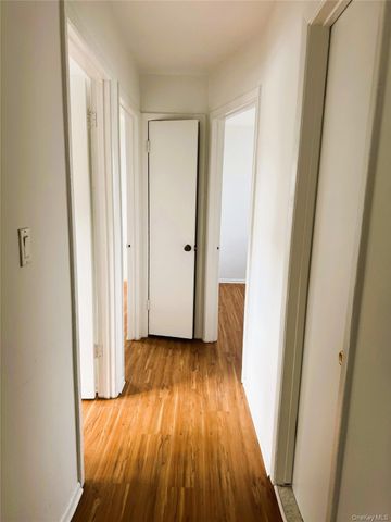 131 Roslyn Road 1st Floor, Mineola, NY 11501