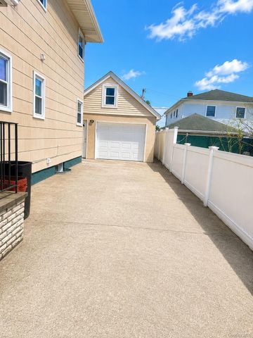 131 Roslyn Road 1st Floor, Mineola, NY 11501