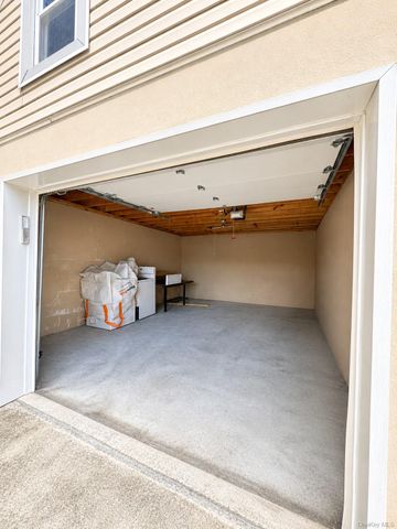 131 Roslyn Road 1st Floor, Mineola, NY 11501