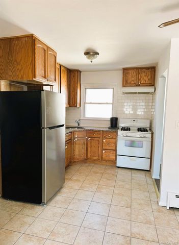 131 Roslyn Road 1st Floor, Mineola, NY 11501
