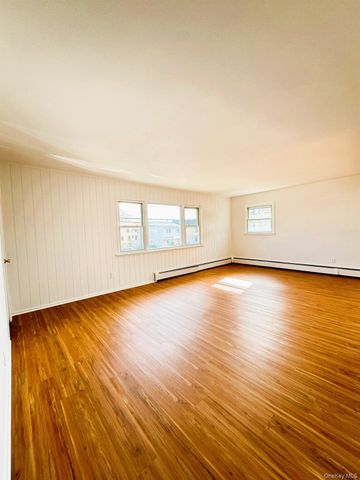 131 Roslyn Road 1st Floor, Mineola, NY 11501