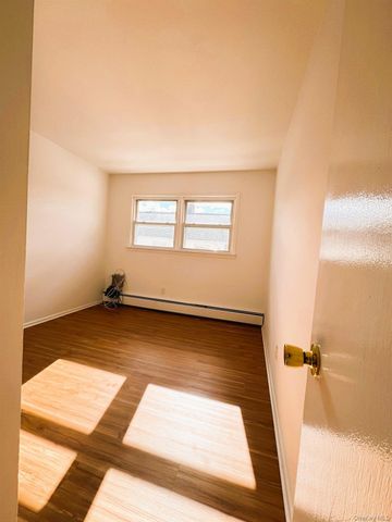 131 Roslyn Road 1st Floor, Mineola, NY 11501
