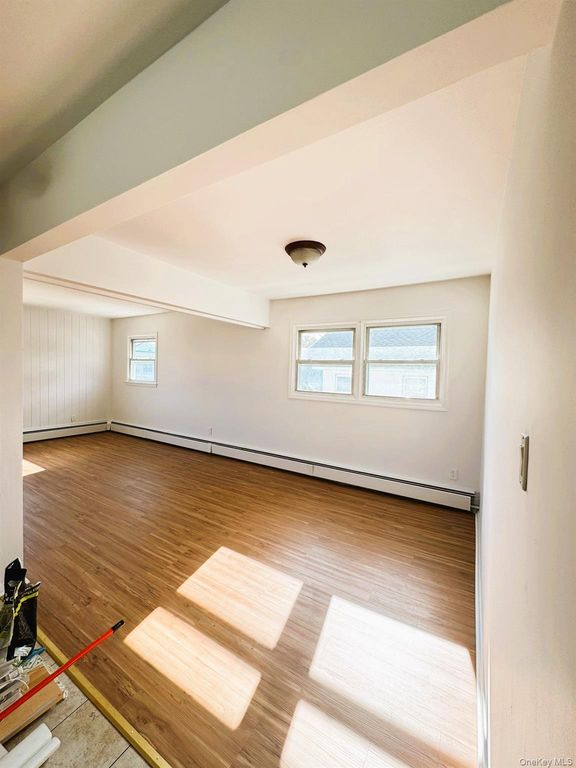 131 Roslyn Road 1st Floor, Mineola, NY 11501