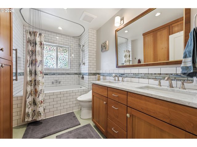 7100 Se HARRISON Ct, Portland, OR 97215
