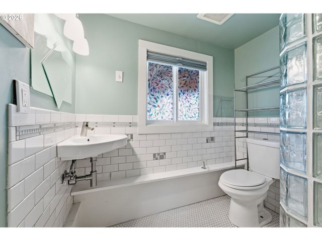7100 Se HARRISON Ct, Portland, OR 97215