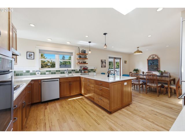 7100 Se HARRISON Ct, Portland, OR 97215