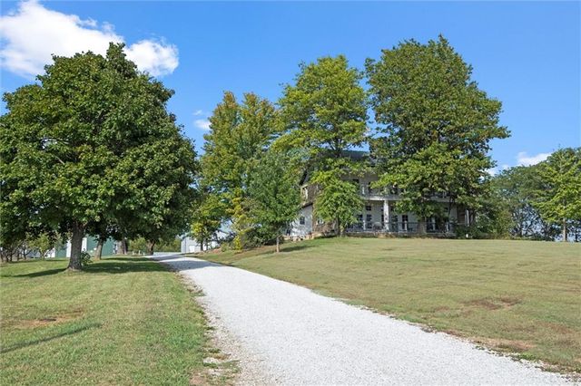 17580 Cantrell Road, Linwood, KS 66052