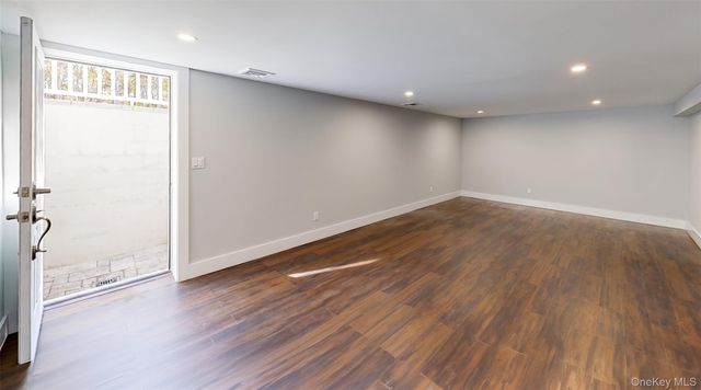 81 S Country Road, Westhampton Beach, NY 11978