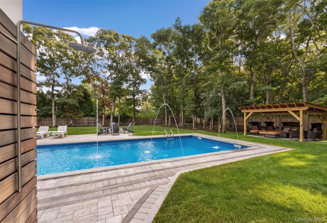 81 S Country Road, Westhampton Beach, NY 11978