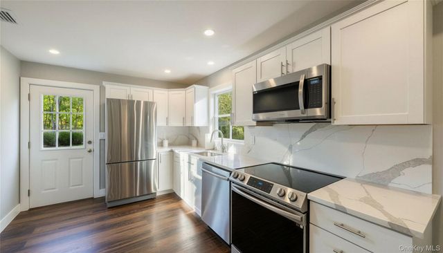 81 S Country Road, Westhampton Beach, NY 11978