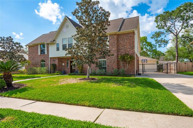 1407 W Castlewood Avenue, Friendswood, TX 77546