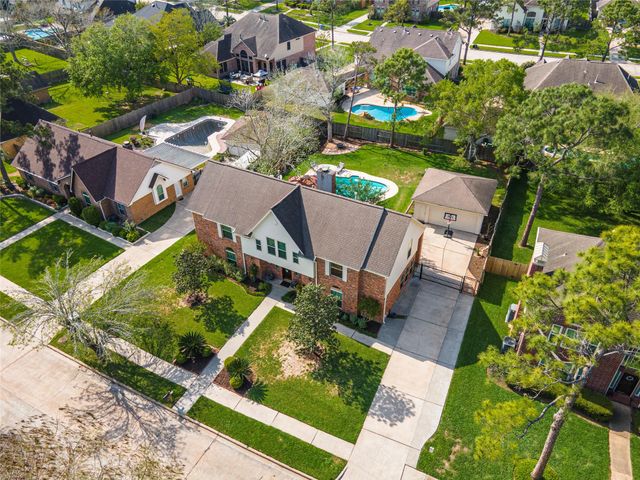 1407 W Castlewood Avenue, Friendswood, TX 77546