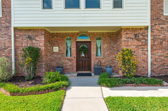 1407 W Castlewood Avenue, Friendswood, TX 77546