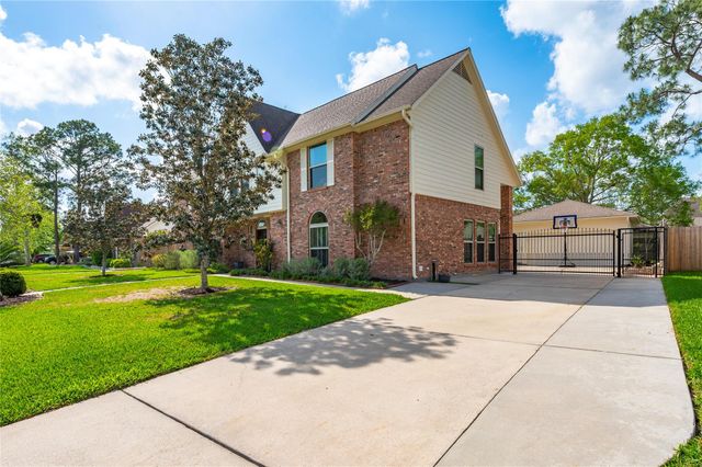 1407 W Castlewood Avenue, Friendswood, TX 77546