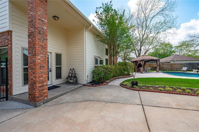 1407 W Castlewood Avenue, Friendswood, TX 77546