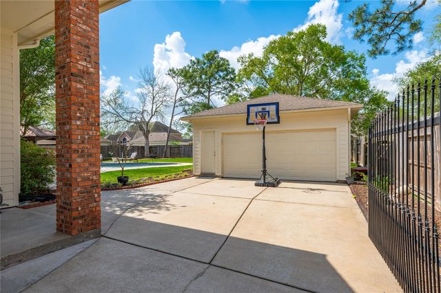 1407 W Castlewood Avenue, Friendswood, TX 77546