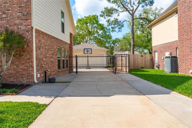 1407 W Castlewood Avenue, Friendswood, TX 77546