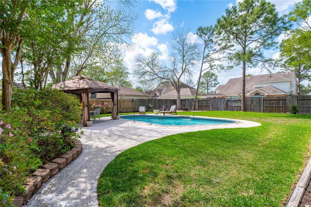 1407 W Castlewood Avenue, Friendswood, TX 77546