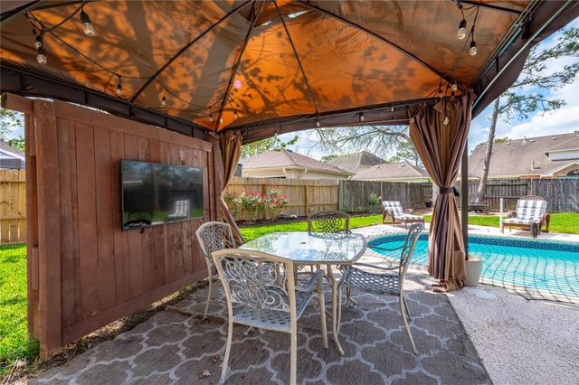 1407 W Castlewood Avenue, Friendswood, TX 77546