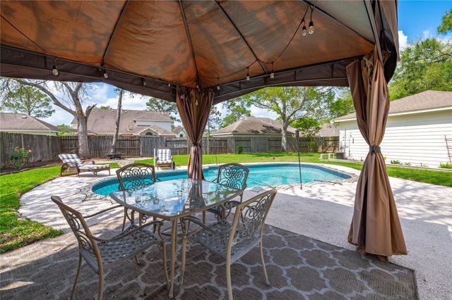 1407 W Castlewood Avenue, Friendswood, TX 77546