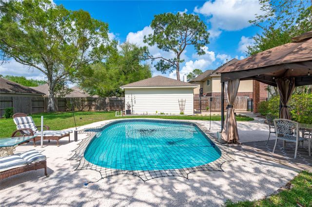 1407 W Castlewood Avenue, Friendswood, TX 77546