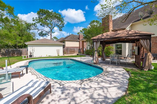 1407 W Castlewood Avenue, Friendswood, TX 77546