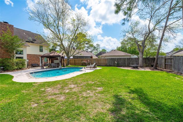 1407 W Castlewood Avenue, Friendswood, TX 77546