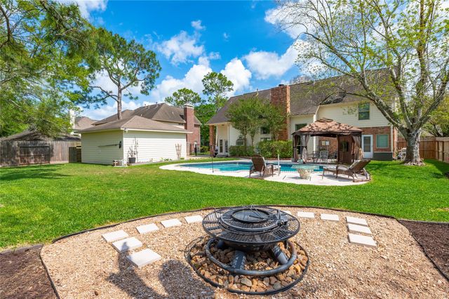 1407 W Castlewood Avenue, Friendswood, TX 77546