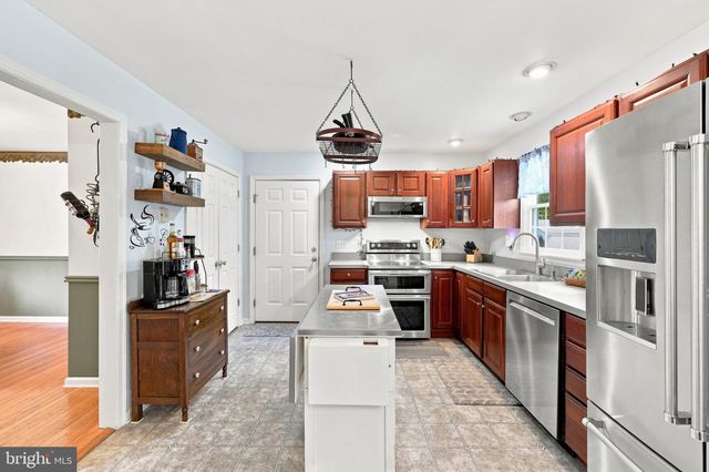 128 SUNFLOWER DR, Kearneysville, WV 25430