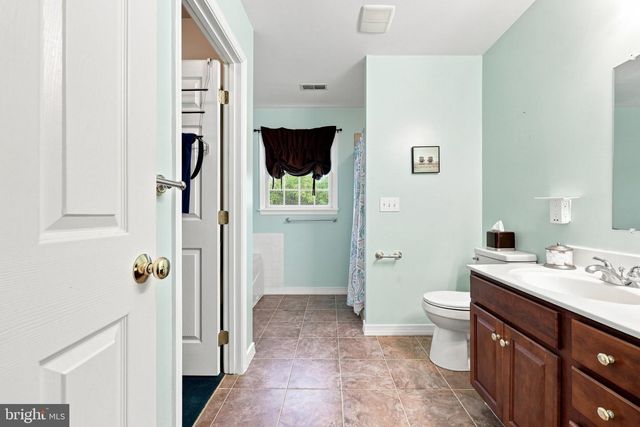 128 SUNFLOWER DR, Kearneysville, WV 25430