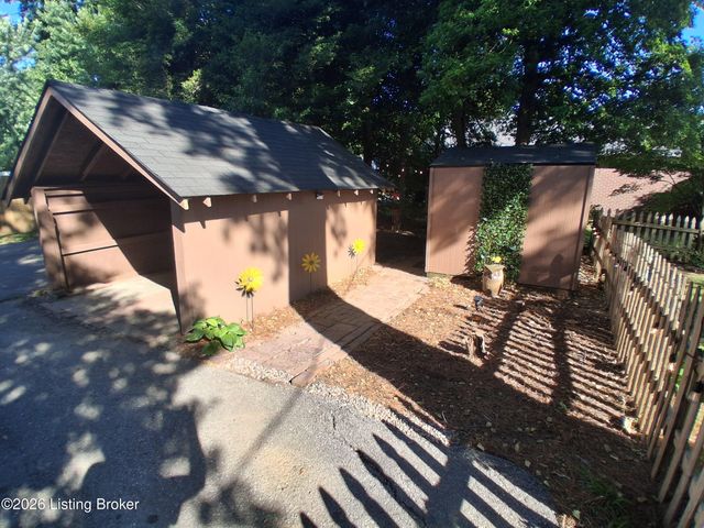 2332 Brighton Dr, Louisville, KY 40205