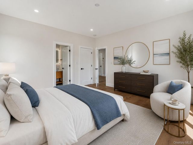97 North Court, Roslyn Heights, NY 11577