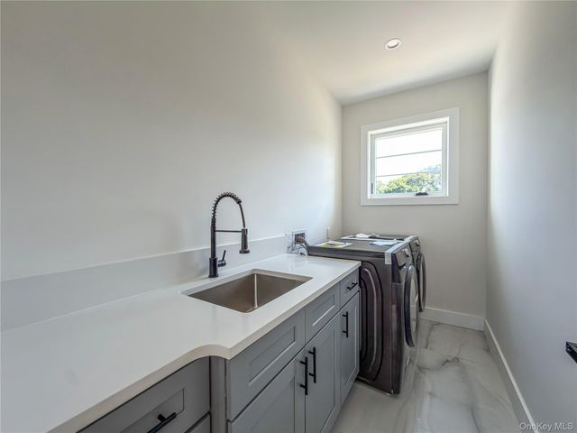 97 North Court, Roslyn Heights, NY 11577