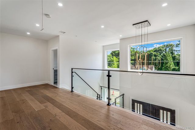 97 North Court, Roslyn Heights, NY 11577