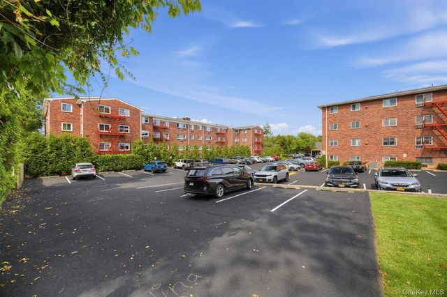 828 Pelhamdale Avenue 4L, New Rochelle, NY 10801