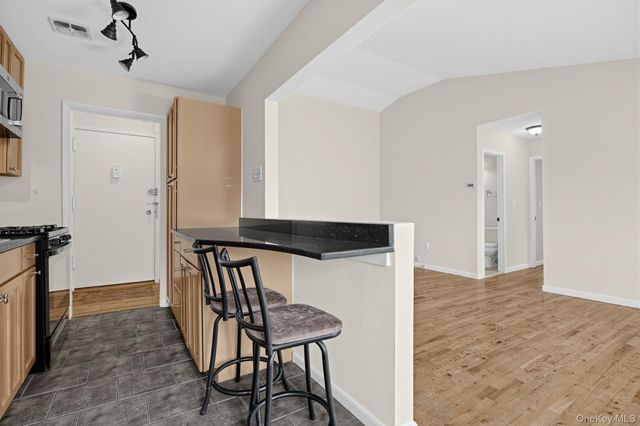 828 Pelhamdale Avenue 4L, New Rochelle, NY 10801