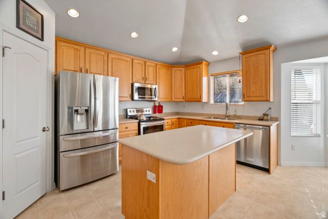 8332 S SADDLE OAKS CT, West Jordan, UT 84081