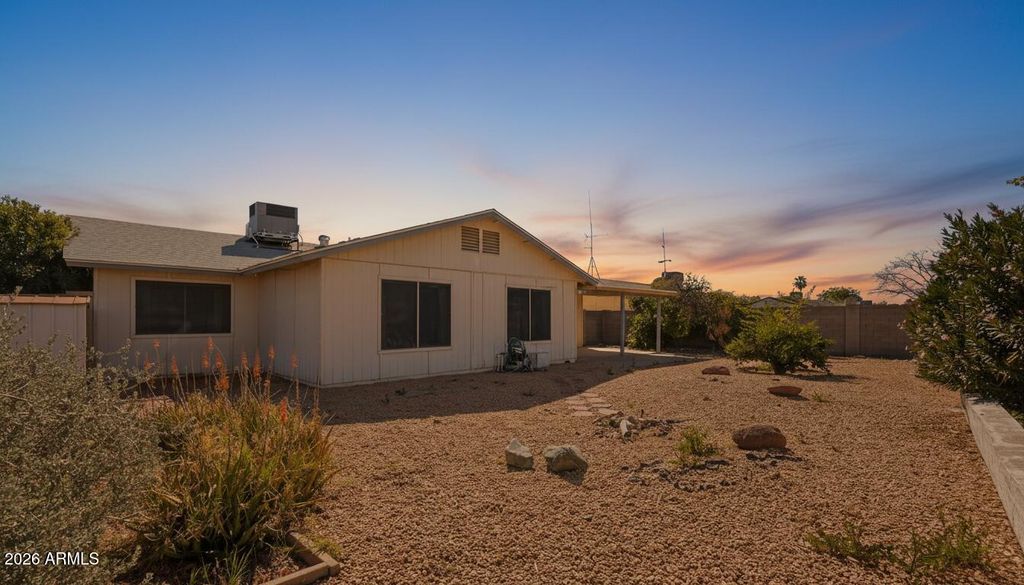 Image 18 of property listing at 1012 W MONTOYA Lane, Phoenix, AZ 85027