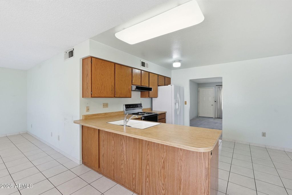 Image 3 of property listing at 1012 W MONTOYA Lane, Phoenix, AZ 85027