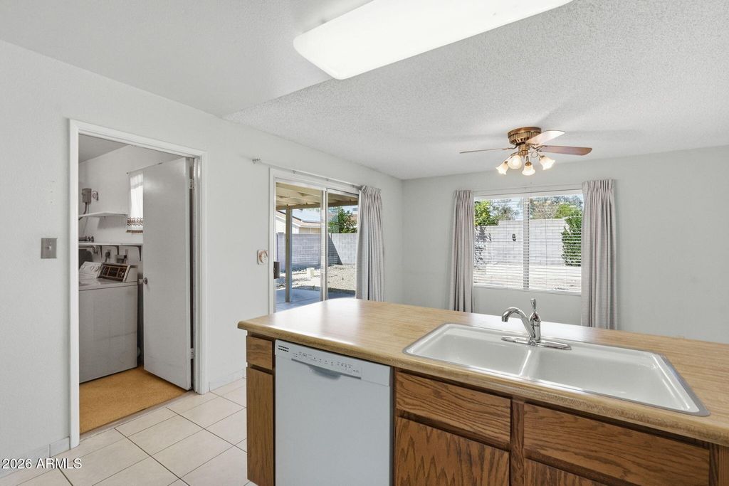 Image 4 of property listing at 1012 W MONTOYA Lane, Phoenix, AZ 85027