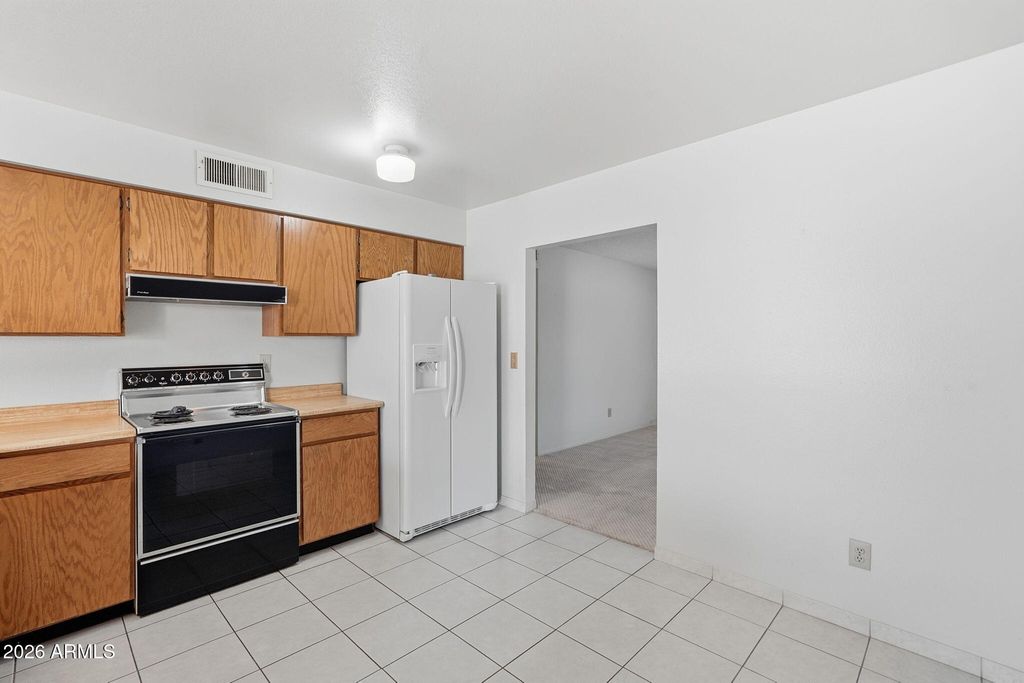 Image 5 of property listing at 1012 W MONTOYA Lane, Phoenix, AZ 85027