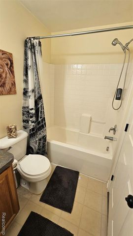 16996 Farmington Road, Livonia, MI 48154